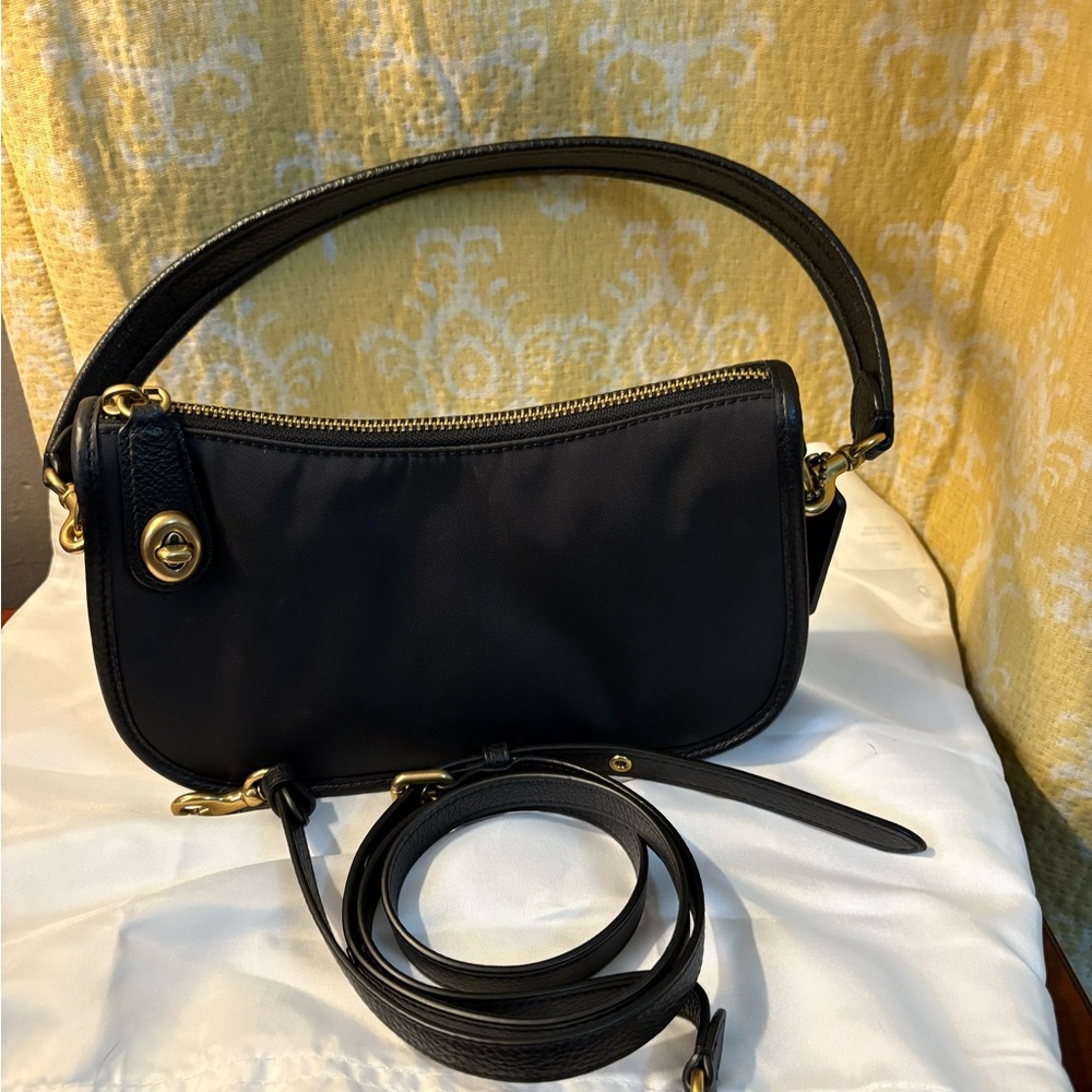 Coach Swinger Bag With Vintage Rose Print Interior
Nylon&Leather